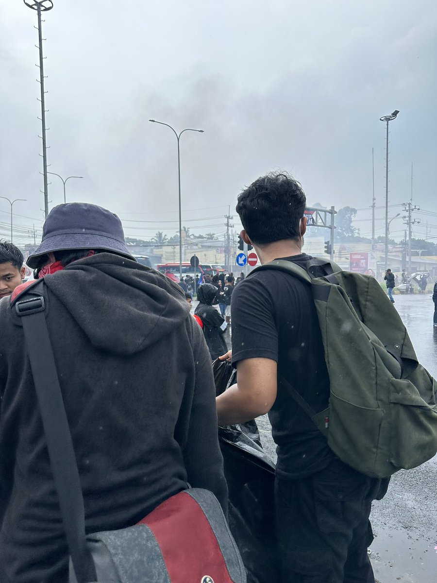 Arek arek malang menyuarakan revolusi tapi tetep bersih. Respect #usuttuntastragedikanjuruhan