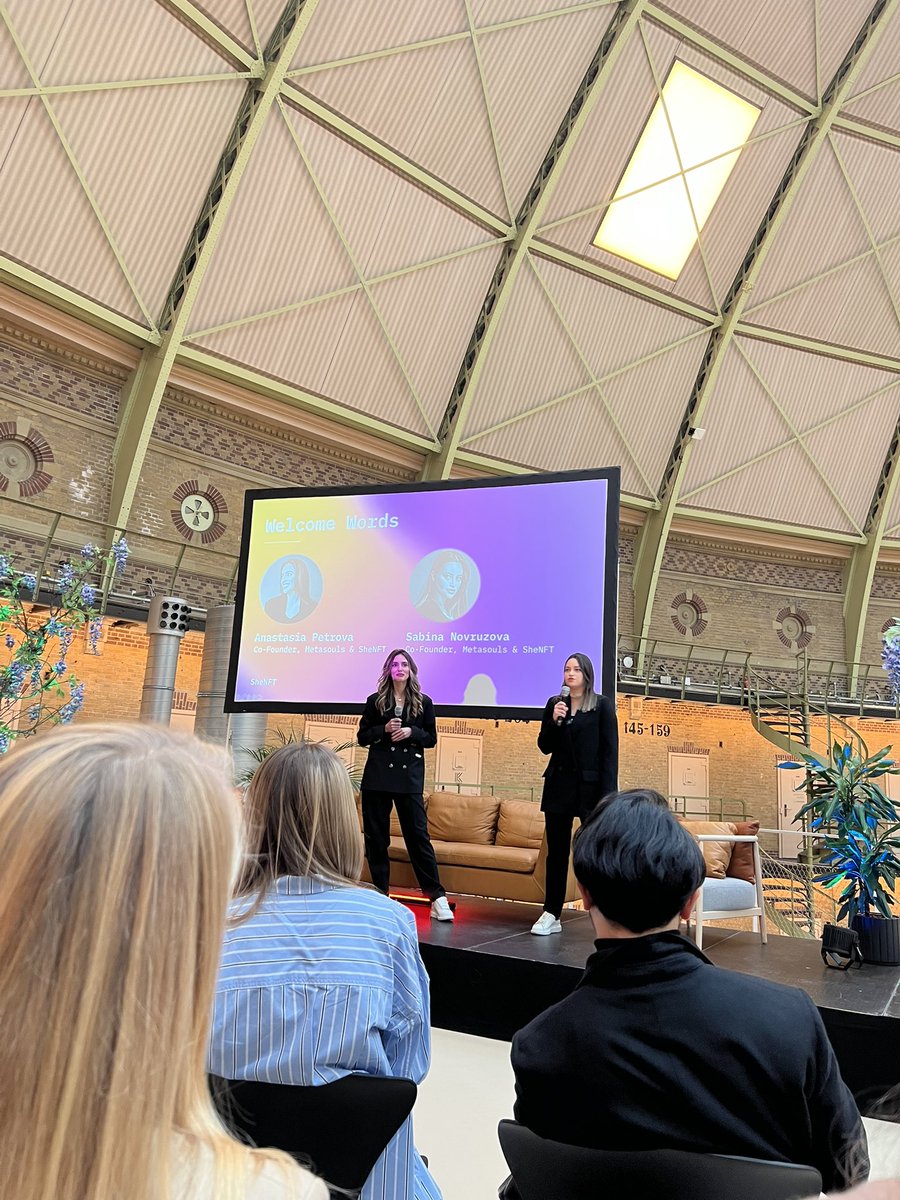 FamilyDogecoin's tweet photo. The founders intro talk @metasoulsco #shenft https://t.co/MmDIV5JwE4