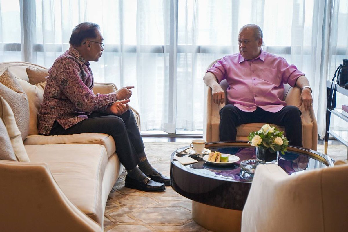 anwaribrahim's tweet photo. Menjunjung kasih Duli Yang Maha Mulia Sultan Ibrahim Ibni Almarhum Sultan Iskandar, Sultan Yang DiPertuan Bagi Negeri dan Jajahan Takluk Johor Darul Ta’zim atas perkenan menerima patik mengadap hari ini.

#DemiPertiwi https://t.co/RpAWgbzg1d
