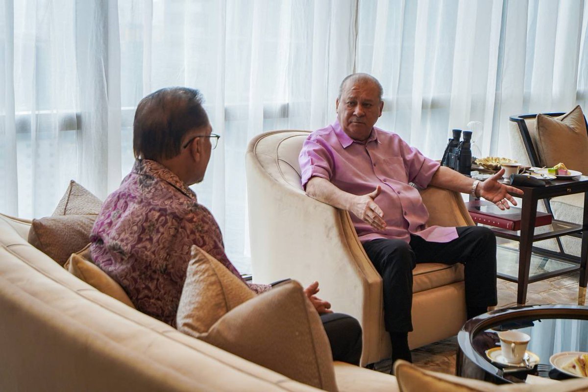 anwaribrahim's tweet photo. Menjunjung kasih Duli Yang Maha Mulia Sultan Ibrahim Ibni Almarhum Sultan Iskandar, Sultan Yang DiPertuan Bagi Negeri dan Jajahan Takluk Johor Darul Ta’zim atas perkenan menerima patik mengadap hari ini.

#DemiPertiwi https://t.co/RpAWgbzg1d