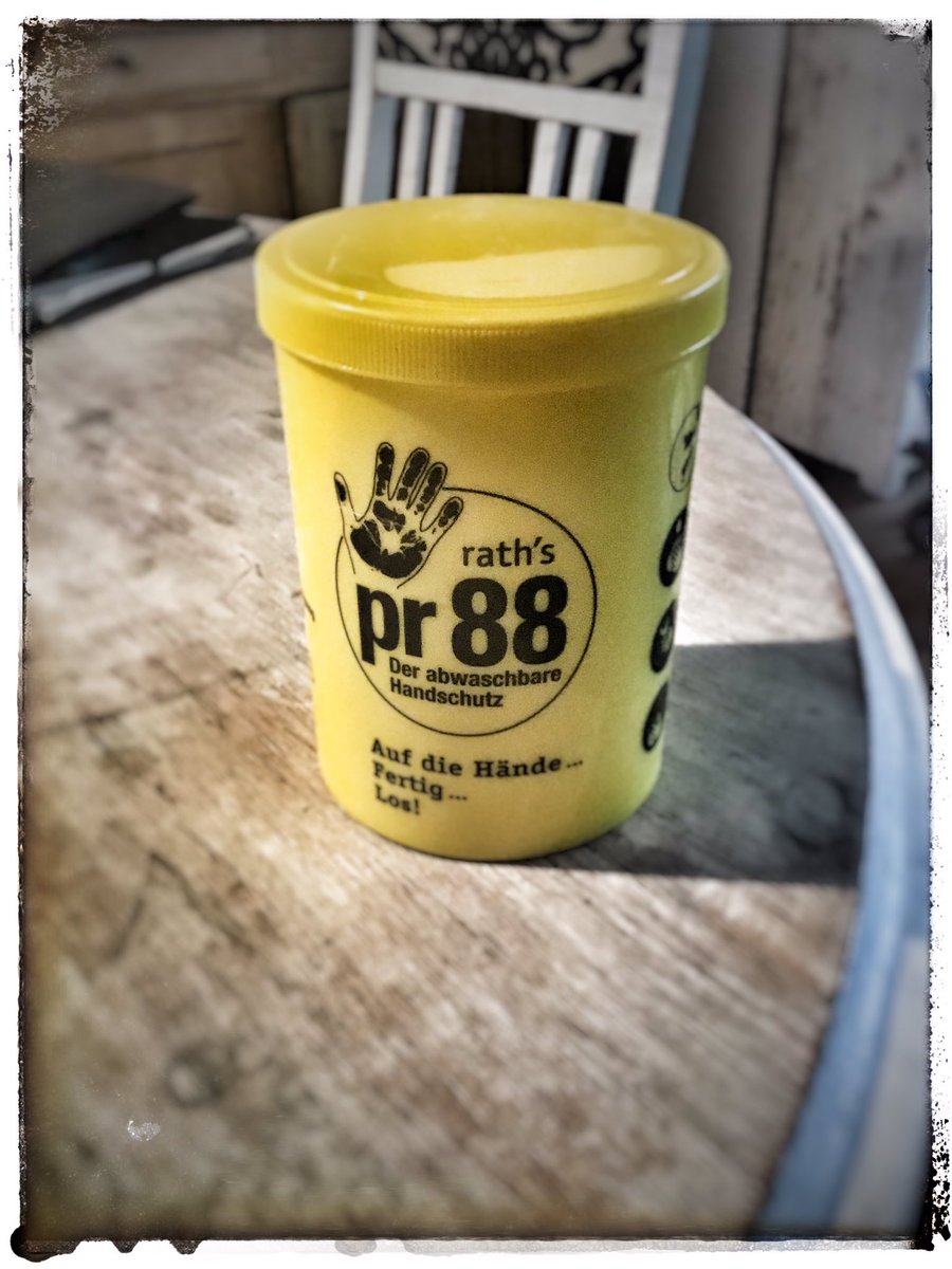 meddidocc's tweet photo. Eine #Produktempfehlung für #Schrauber: Rath‘s #PR88 .Vorm Schrauben auf die Hände, danach Schmutz einfach abwaschbar. Riecht nach Marzipan/Amaretto. Passt in die Adventszeit.☺️ https://t.co/1KfI5N59UU