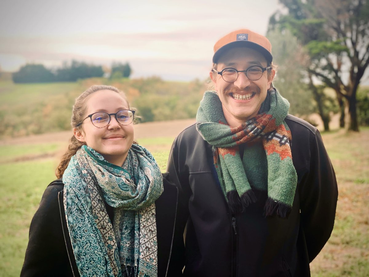 Un vent de fraîcheur souffle au Tracteur ...
Depuis le début du mois de novembre, le Tracteur accueille ses deux nouveaux⋅elles pilotes.
Léa &amp; Sylvain sont là pour tou⋅te⋅s les usager⋅e⋅s et partenaires du lieu et pour le faire vivre encore longtemps.
Merci et bienvenue !