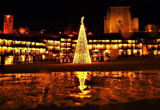 VisitMadrid_es's tweet photo. ✨ Hagamos juntos que @ChinchonAyto y su icónica plaza puedan brillar más que nunca estas navidades en la @ComunidadMadrid. ¡Vota por Chinchón! 📲 https://t.co/ar8F8h9usz 

#JuntosBrillamosMás #Chinchón https://t.co/CEiPqoGx5J
