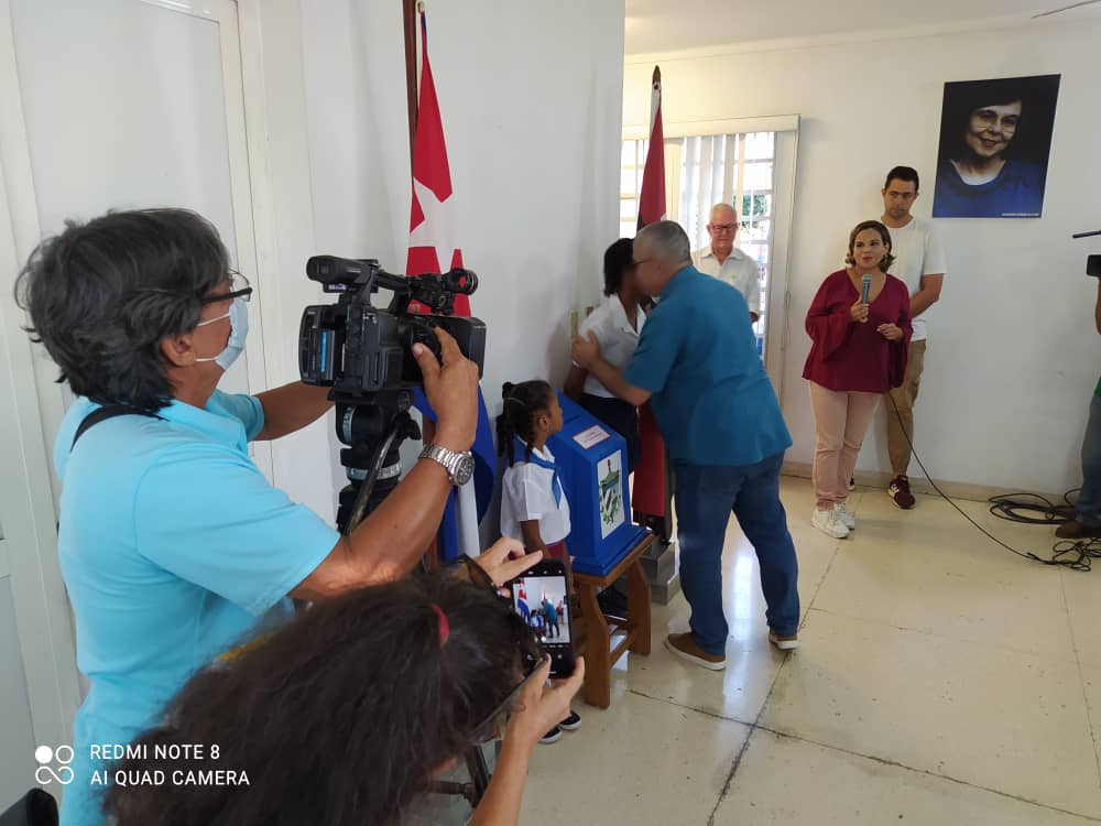 torres_iribar's tweet photo. #Cuba #VoluntadDeElegir #YoVotoEl27  Cumpliendo con mi derecho y mi deber constitucional, por la Patria, la Revolución  y por el  delegado de mi circunscripción , ejercí el voto. Convoco a los electores de nuestra #HabanaDeTodos, asistir a las urnas este domingo. https://t.co/KQu8Ai9rCw