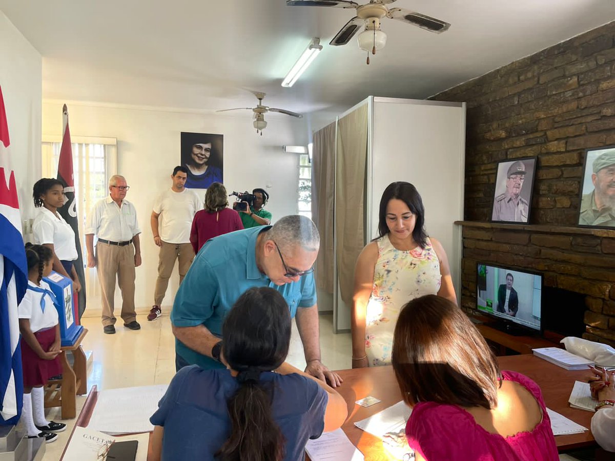 torres_iribar's tweet photo. #Cuba #VoluntadDeElegir #YoVotoEl27  Cumpliendo con mi derecho y mi deber constitucional, por la Patria, la Revolución  y por el  delegado de mi circunscripción , ejercí el voto. Convoco a los electores de nuestra #HabanaDeTodos, asistir a las urnas este domingo. https://t.co/KQu8Ai9rCw