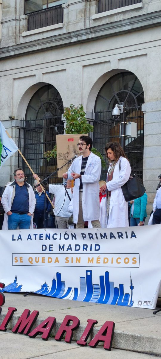 <a href="/Coterto/">Coterto</a> y <a href="/AndreaArtime/">Andrea Artime Artime</a>  de <a href="/somamfyc/">SoMaMFyC</a> , en la concentración de Médicos de familia y pediatras del 27 nov. "Necesitamos un atención primaria financiada y de calidad, para garantizar la longitudinalidad, integralidad y accesibilidad"