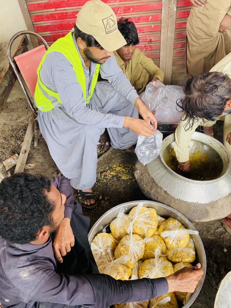 Amjadazadbaloch's tweet photo. الحمداللہ اللّه کے فضل و کرم سے #Almidrar سے بہت سے گھروں کے لیا تیار خانے کا احتامام اللّه قبول فرمائے 

#flood2022 
#fooddrive 
#almidrar 
#nasirabdbalochistan https://t.co/s7V6mApVc3