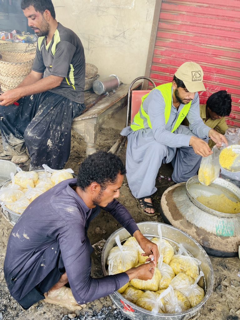 Amjadazadbaloch's tweet photo. الحمداللہ اللّه کے فضل و کرم سے #Almidrar سے بہت سے گھروں کے لیا تیار خانے کا احتامام اللّه قبول فرمائے 

#flood2022 
#fooddrive 
#almidrar 
#nasirabdbalochistan https://t.co/s7V6mApVc3