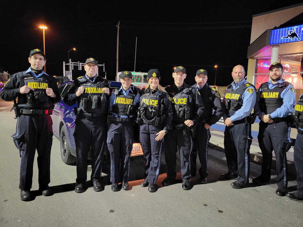 OPP_ER's tweet photo. #RenfrewOPP officers and Auxiliary Unit had a great weekend helping out at the Cobden, White Lake and Arnprior Santa Claus parades! Wishing everyone a #safe &amp; happy holiday season. ^br https://t.co/ISfKVsd2W3
