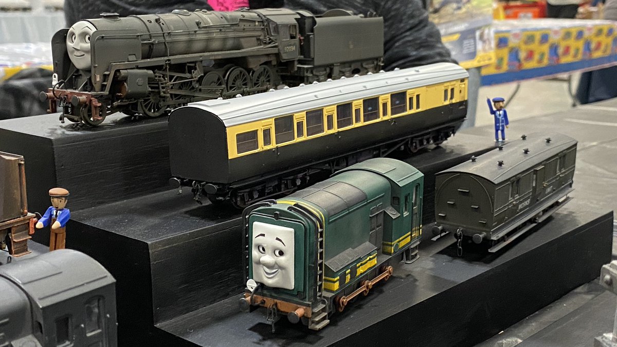 SodorRyModeler's tweet photo. It was so much fun customizing the display units for the show and the cards I got to bring for people to take. Thank you @ThomasAndFans for having me.

📸 (Part 2): https://t.co/JDLLFCIBDH