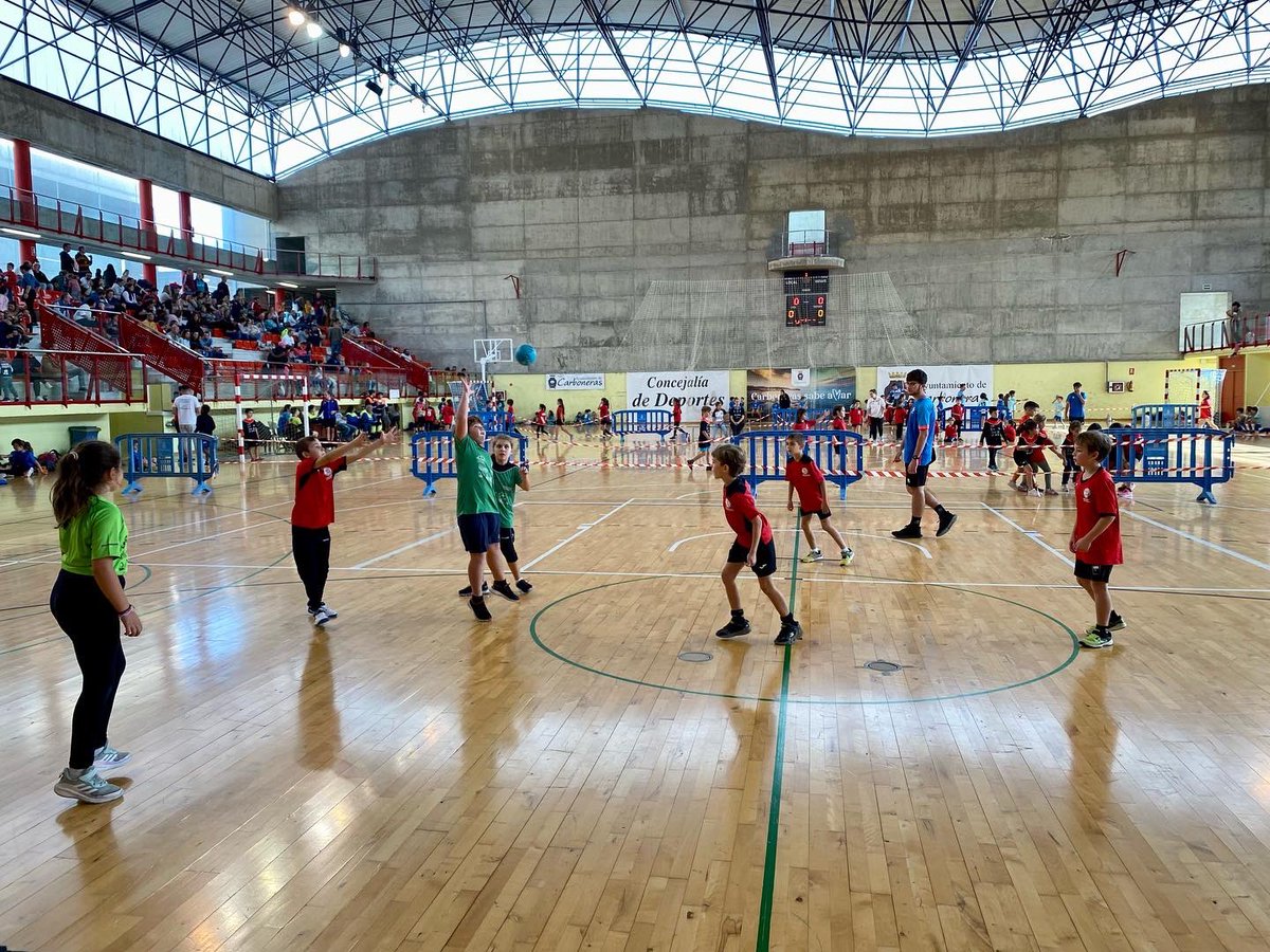 BM_Roquetas's tweet photo. ¡Que bien nos los hemos pasado esta mañana con los más peques! Gran jornada de balonmano benjamin y prebenjamin organizada por @DDipalme con todos los clubes de Almería 👏👏👏 https://t.co/1qwNoBEIbq