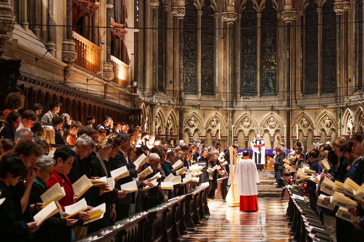 SJCChoir's tweet image. This afternoon at 3pm, join us for the @stjohnscam Advent Carol Service, broadcast live @BBCRadio3. Our Advent Commission this year is former Organ Scholar @IainFarrington’s ‘Nova, Nova’. Here are a few images from last night’s service.

Listen here: bbc.in/3GPMuLh