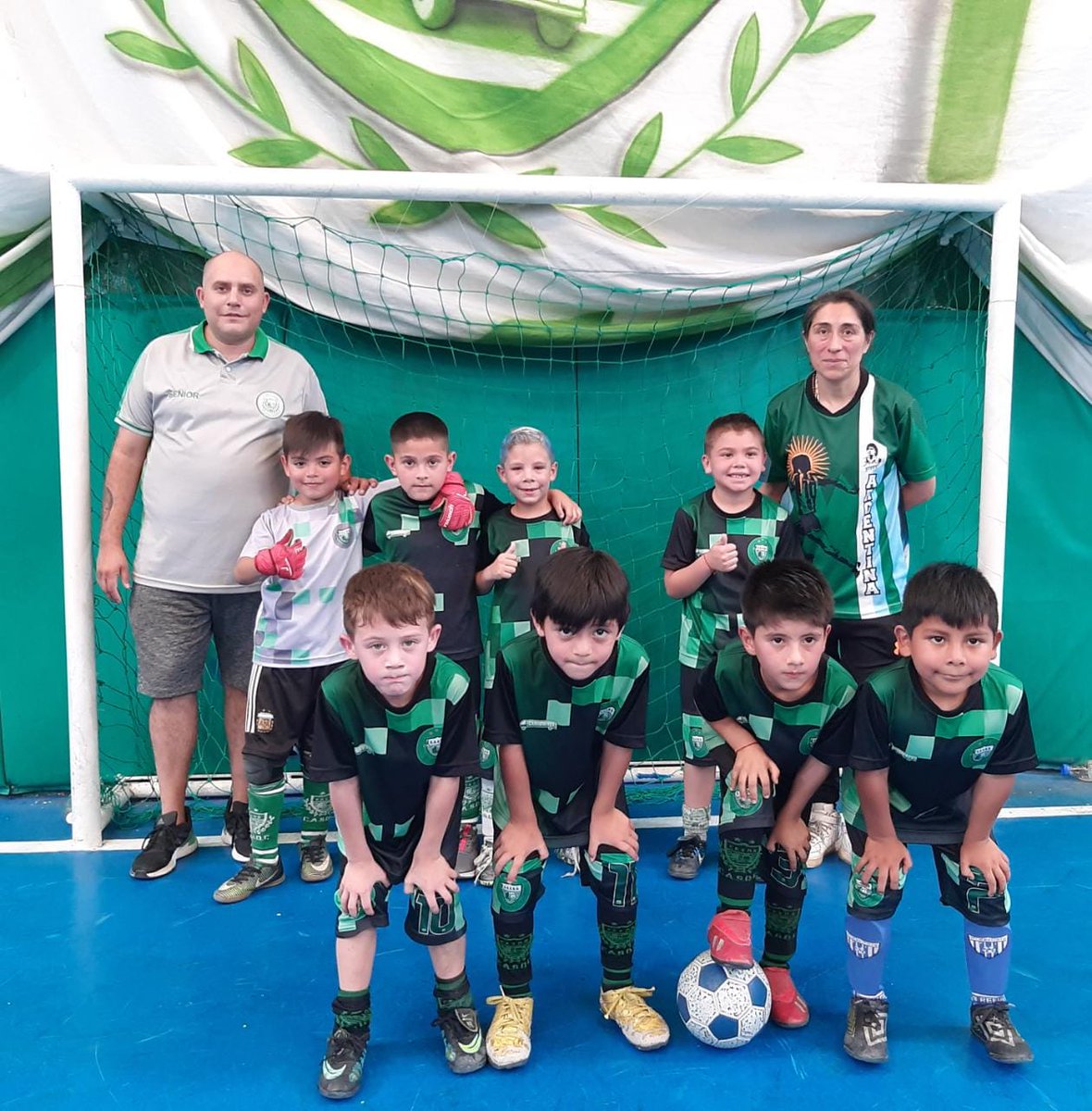 casdcamioneros's tweet photo. ⚽ #Babyfutbol #TABI #LetraC
🏆 Categoría 2016
✏️ Camioneros 2 vs. Stella D'Italia 1
Sebastian Tarsia 5, Tiziano Yutra 7, Mateo Rivera 11(2), Yordan Barrio 3, Bastian Nieto 8, Gianluca Bachoer 10, Milo Diaz 1.
DT.: Pilar Tapia, Ricardo Cuenca
🔗 https://t.co/BhYTQI97c3 https://t.co/BDsYVvRxEF