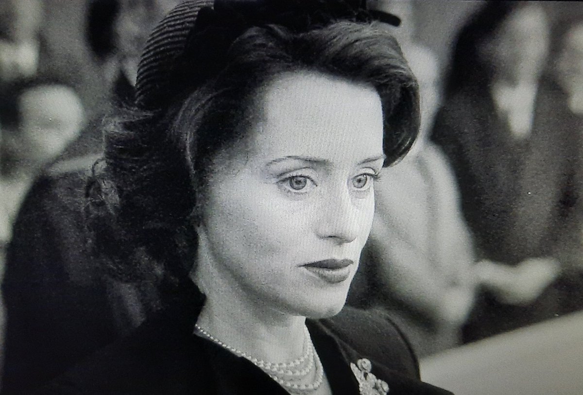 comfortfoy's tweet photo. Claire Foy in season 5 of The Crown https://t.co/GZzF5dFf22