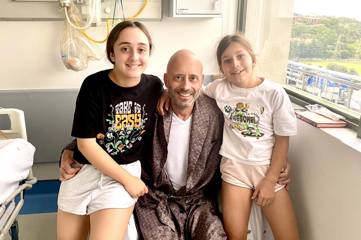 Two of many great things about no longer being in ICU: no more green gown…. and my girls get to visit! 🙏🏻😀✨