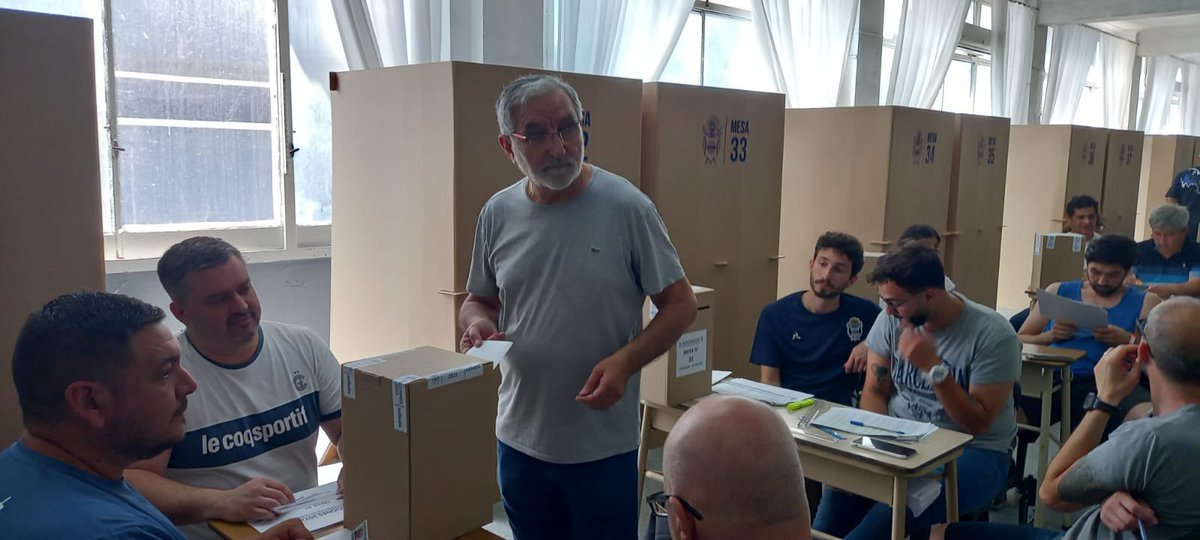 TransformarCGE's tweet image. #GELP #CGE Ya votó @salvador_robust 🗳️ Lindo clima Tripero en la Sede 🐺