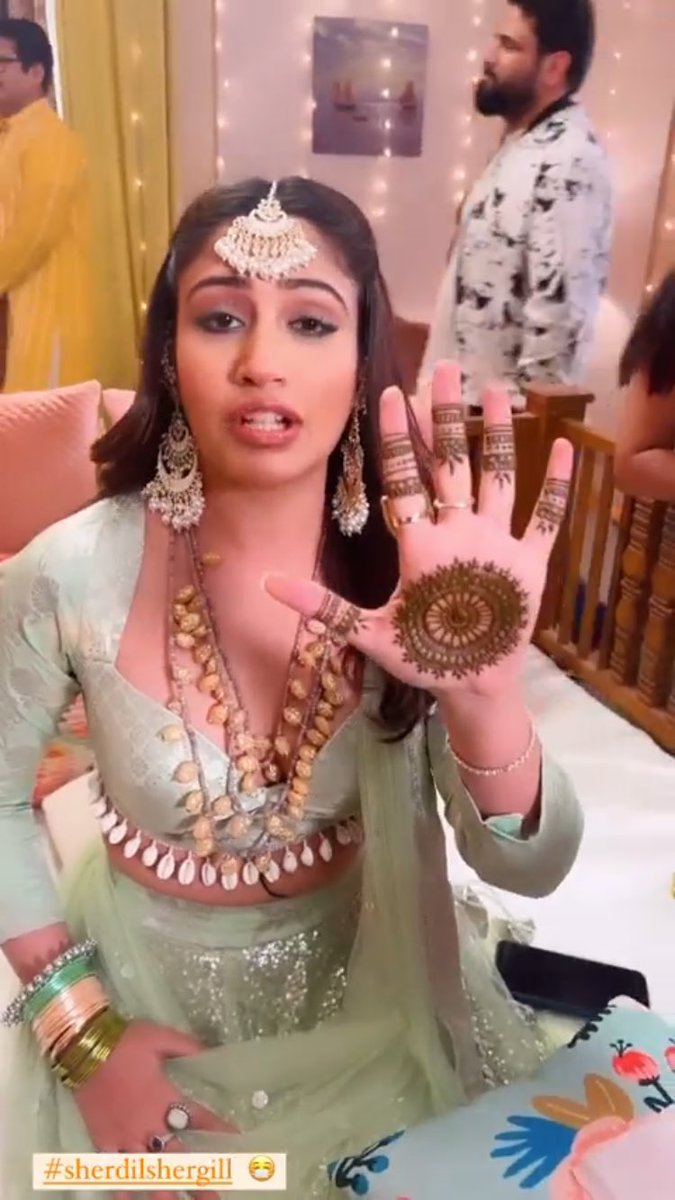 rutujakachare's tweet photo. What’s going on???
Everyone knows SC never put mehendi🤣🤣she is so cute and her expressions♥️🥺

#SurbhiChandna #ManmeetShergill #SherdilShergill

RAJMEET IN LOVE https://t.co/hPohU9ysPo