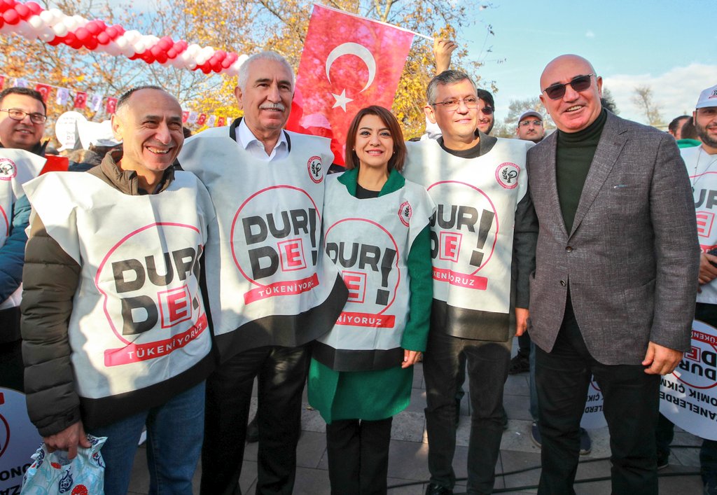 eczozgurozel's tweet photo. Büyük Eczacı Mitingi'ne meslektaşım, eşim Didem Özel ve 81 ilden gelen on binlerce eczacı meslektaşımla katıldık.

Türk Eczacıları Birliği ve eczacı odaları, mesleğimizin sorunlarını Ankara'dan Türkiye'ye haykırdı.

#27KasımBüyükEczacıMitingi
#EczacıyaHakEttiğiDeğerVerilmelidir https://t.co/iFT5sdU494