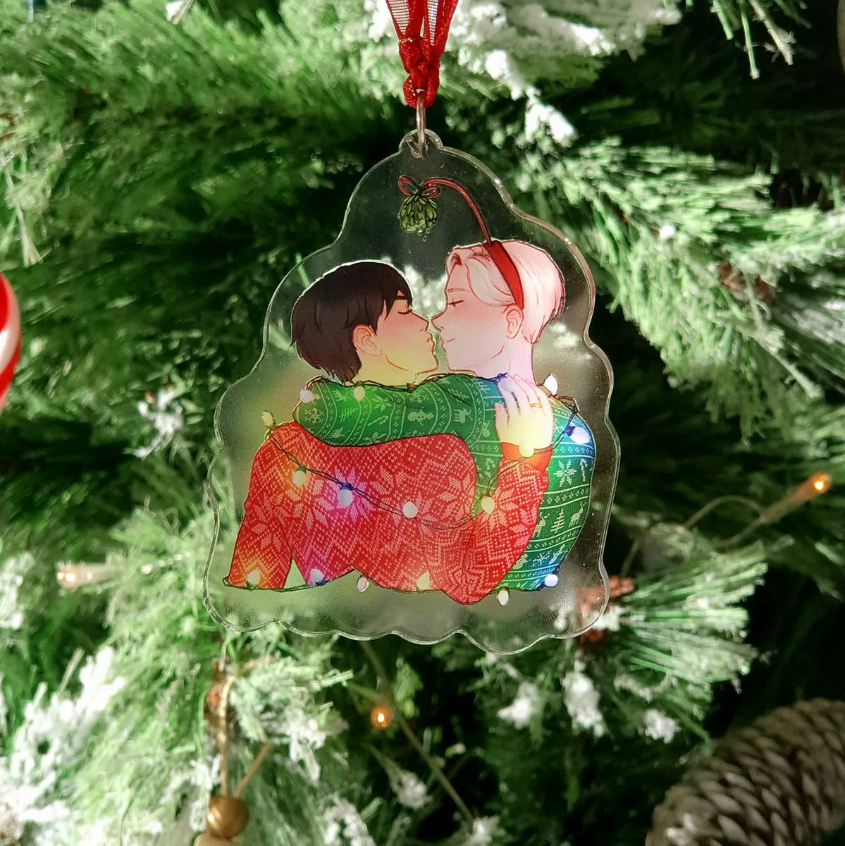 If there's any Yuri on ice fans left here, celebrate Christmas with a shiny Vikturi ornament! 🤗🎄 #yurionice #yuri #yoi #yurikatsuki #viktornikiforov #viktor #anime #Christmas #xmas #Christmasornament #drawing #artistsontwitter #merch #viktuuri melbemol.bigcartel.com/product/xmas-o…