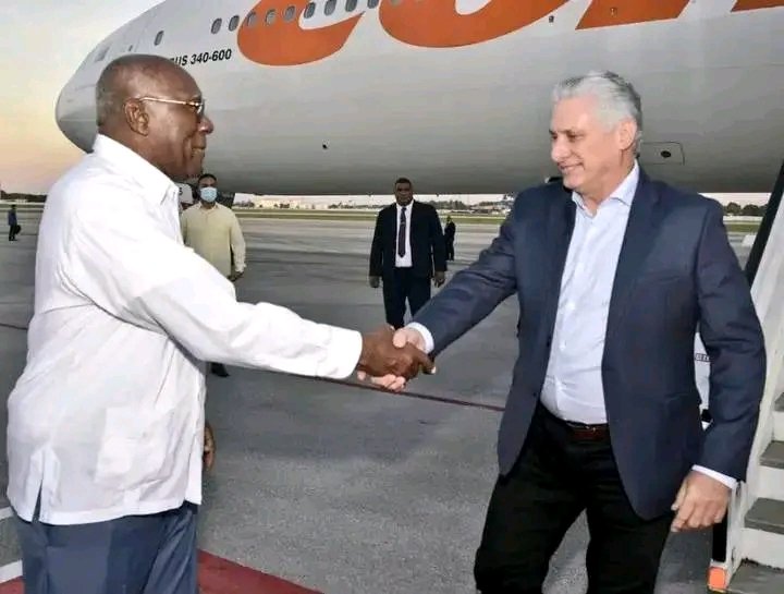 MaibyLa's tweet photo. Bienvenido a la patria nuestro presidente, enseguida ejerciendo su derecho al voto 🇨🇺❤️#LaSierpe #YovotePor🇨🇺 https://t.co/uAOMOVKO6C