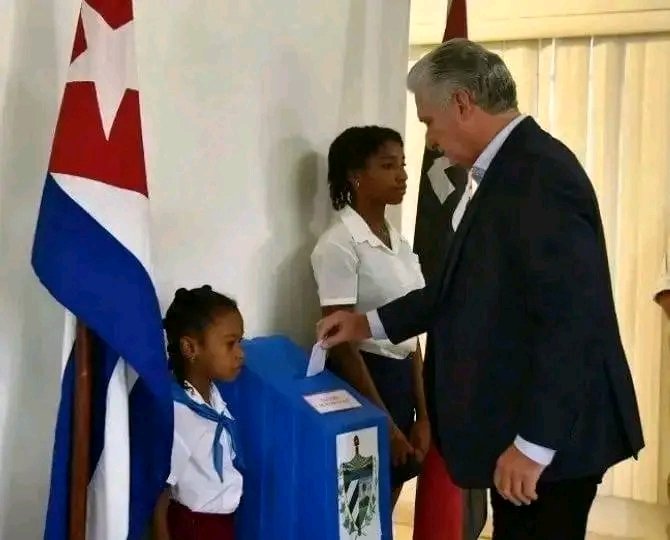 MaibyLa's tweet photo. Bienvenido a la patria nuestro presidente, enseguida ejerciendo su derecho al voto 🇨🇺❤️#LaSierpe #YovotePor🇨🇺 https://t.co/uAOMOVKO6C