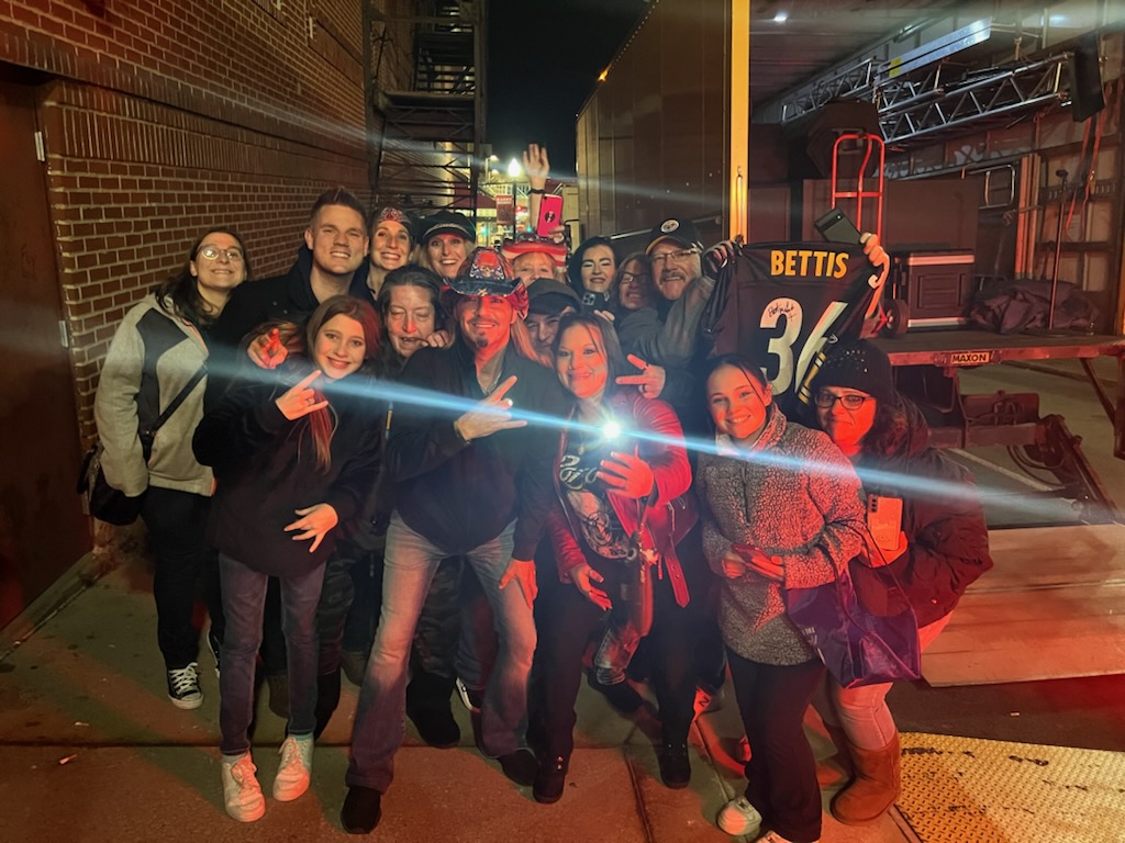 bretmichaels's tweet photo. An after show #Yinzer #PartiGras with the fans in Greensburg, PA! #RockYourHolidayHappiness #NBAGV https://t.co/x8BSN2rFIG
