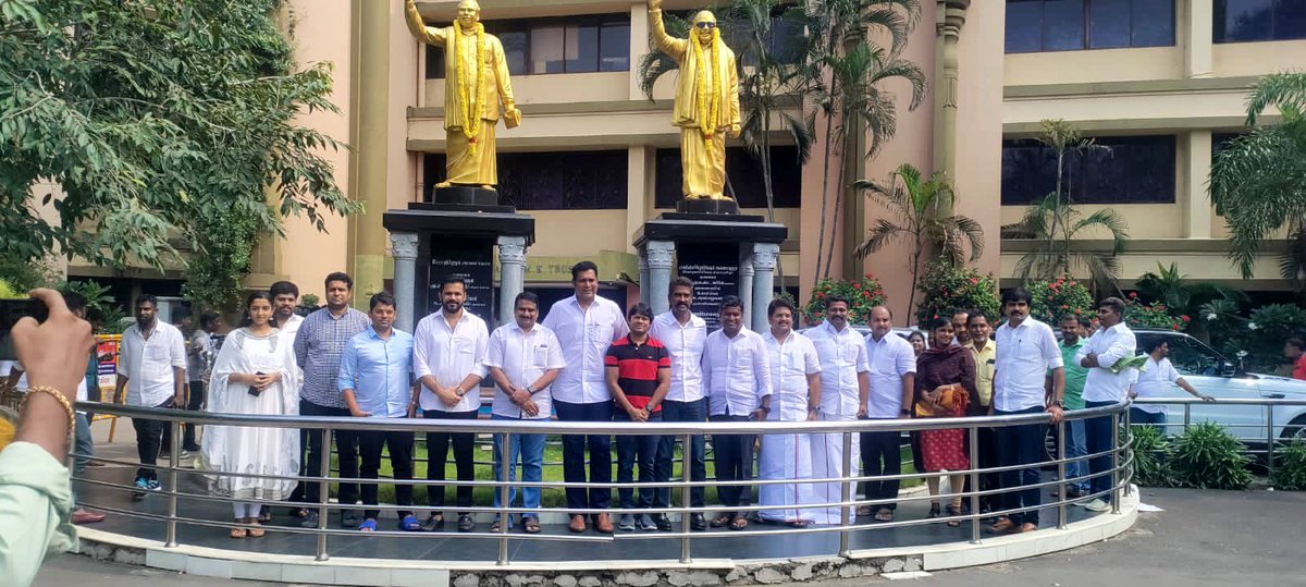 திராவிடப் பாசறையில் கொள்கைப் பட்டாளங்களை உருவாக்கும் இளைஞர் அணி செயலாளருக்கு என்றும் துணை நிற்போம் என பிறந்தநாளில் வாழ்த்தி மகிழ்ந்தோம் 🌄 #HBDUdhay