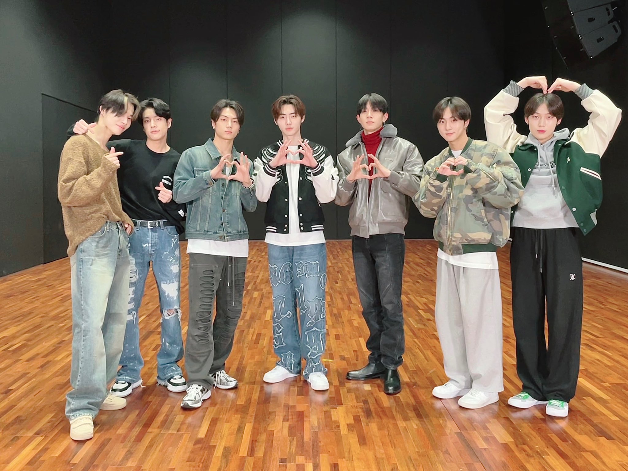 폭스 on Twitter: "혼자 대왕하트🫶🏻 아 귀여워 https://t.co/hadTaWvZrG" / Twitter