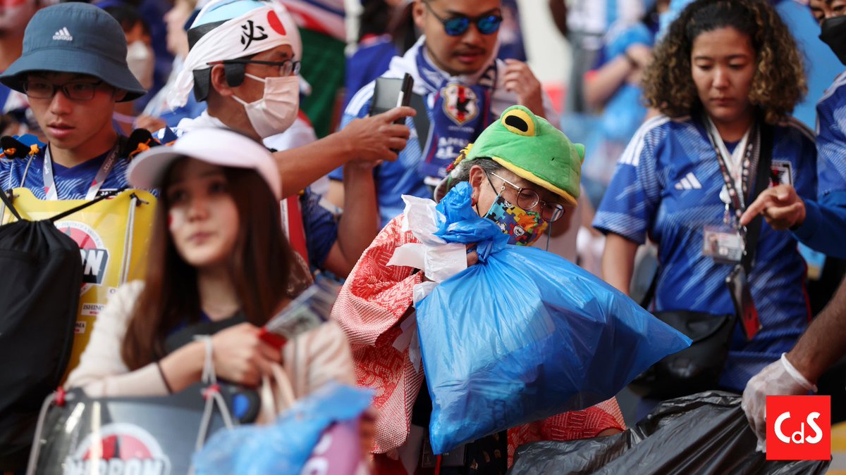 CorSport's tweet photo. 🇩🇪 Facile farlo dopo aver battuto la #Germania
🇨🇷 Rifiuti raccolti anche dopo la deludente sconfitta con il #CostaRica 
🇯🇵 #Giappone mentalità vincente @jfa_samuraiblue 

#CorrieredelloSport #Mondiali2022 #GiapponeCostaRica #SpagnaGermania #BelMar #RaiSport #LuisEnrique https://t.co/wZBhgRLWu2