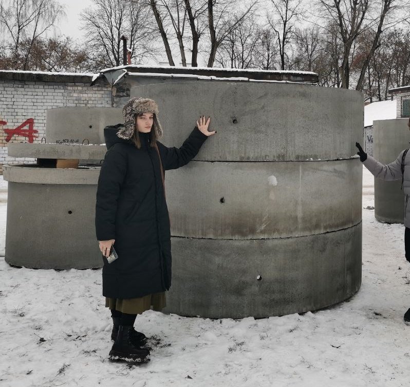 цепочка ретвитов с эстетикой своей жизни, ПРИ УСЛОВИИ, что брать можно только свежие фото, которые пылятся у вас в галерее не больше месяца

м-да треш, её не было пять лет но сука цепочку она сделала