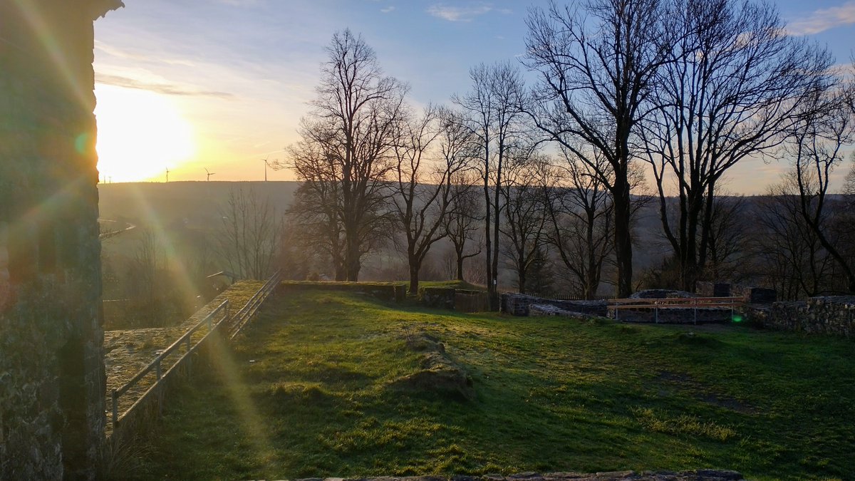 kainoeske's tweet photo. This morning's dojo.
Castle ruin, facing the sunrise and icy east wind.
Amazing.
#karate #ulrichstein #Vogelsberg #nature https://t.co/fgAKRvL5EH
