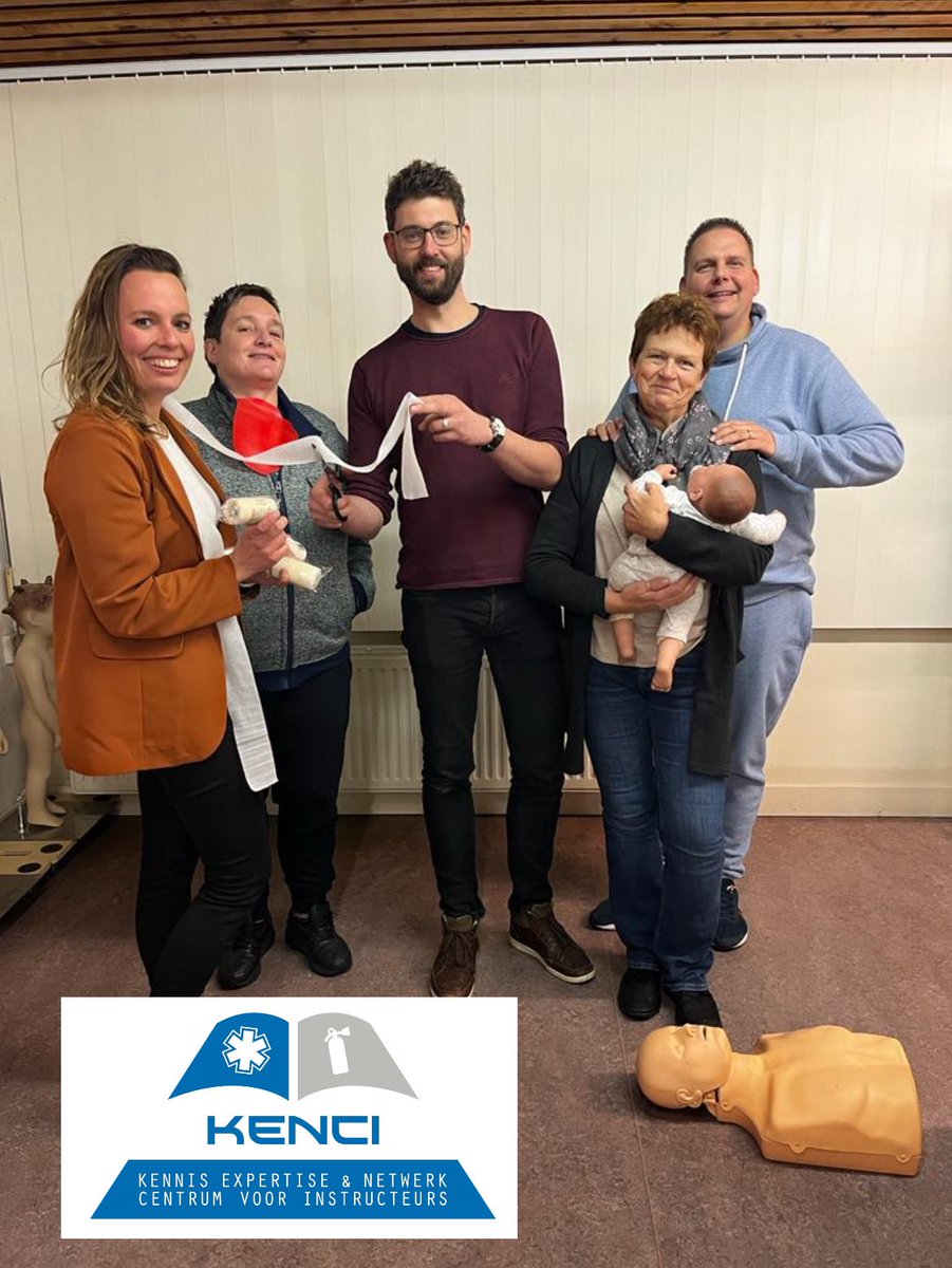 EHBOBHVNL's tweet photo. YEAHHHHHH De didactiek groep is geslaagd! 
Zij mogen zich nu Instructeurs Eerste Hulp noemen van Het Oranje Kruis. 

De groep die de vaardigheden en theorie moesten doen, die moeten nog even wachten op de uitslag! 

#eerstehulp #BLS #AED #instructeur #ehbo #didactiek #examen https://t.co/xEz5JSwKEx