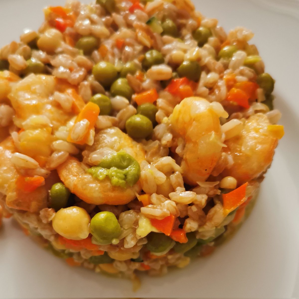 filiberto154's tweet photo. insalata di farro con verdure e gamberi (soffritto di carota, zucchina e peperone rosso); piselli e ceci passati in padella; code di gamberi sfumate con brandy; a fine cottura del farro mantecatura  con burro; unire il tutto, aggiungere il trito di pinoli e mandorle) . https://t.co/AlxLRQ0O1V