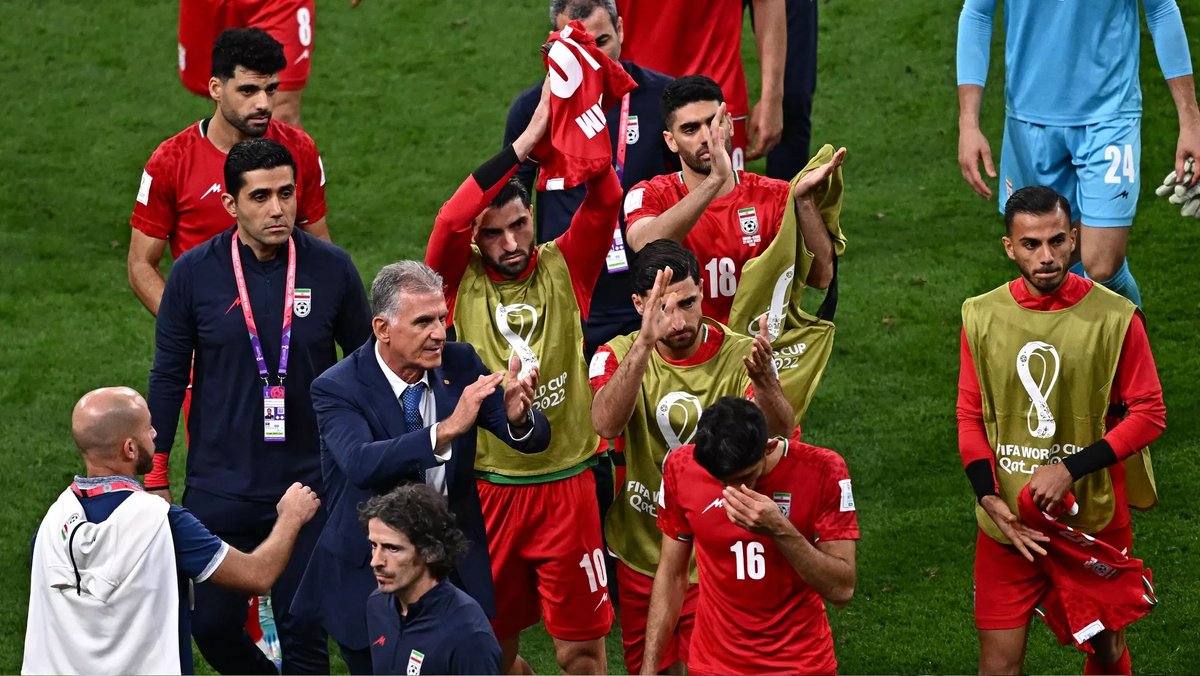 İran Milli Takımı Teknik Direktörü Carlos Queiroz, kendisi ve takımı hakkındaki açıklamaları nedeniyle Alman futbol adamı Jürgen Klinsmann'ın Katar 2022 Teknik Çalışma Grubu'ndaki görevinden istifa etmesini istedi