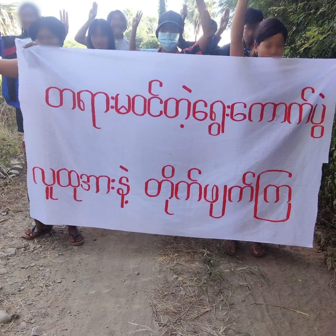 Khithitofficial's tweet photo. ကလေးမြို့ ပင်မသပိတ် အင်အားစုများ အကြမ်းဖက် စစ်ကောင်စီ ဖြုတ်ချရေး ဆန္ဒပြ
Read more-> https://t.co/lZCluxPBeK https://t.co/gXm25jKWm1