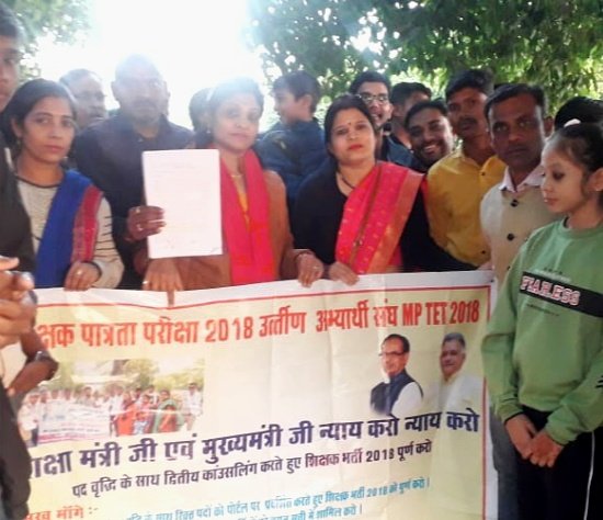 Ranjeet40520643's tweet photo. @ChouhanShivraj इसी तरह @CMMadhyaPradesh आप यह दृढ़-निश्चय भी लेंगे कि 26 नवंबर को 'सागर' में जिन #MPTET_2018 पात्र अभ्यर्थियों ने आपको पदवृद्धि के लिए जो ज्ञापन पत्र दिया था उस ज्ञापन को आप 
#कचरे_की_टोकरी में फिकने नहीं देंगे 🤔

भांजे-भांजियों के सपनों को टूटने नहीं देंगे !
 🇮🇳🙏👇🙏🇮🇳 https://t.co/rKypgMQBsL