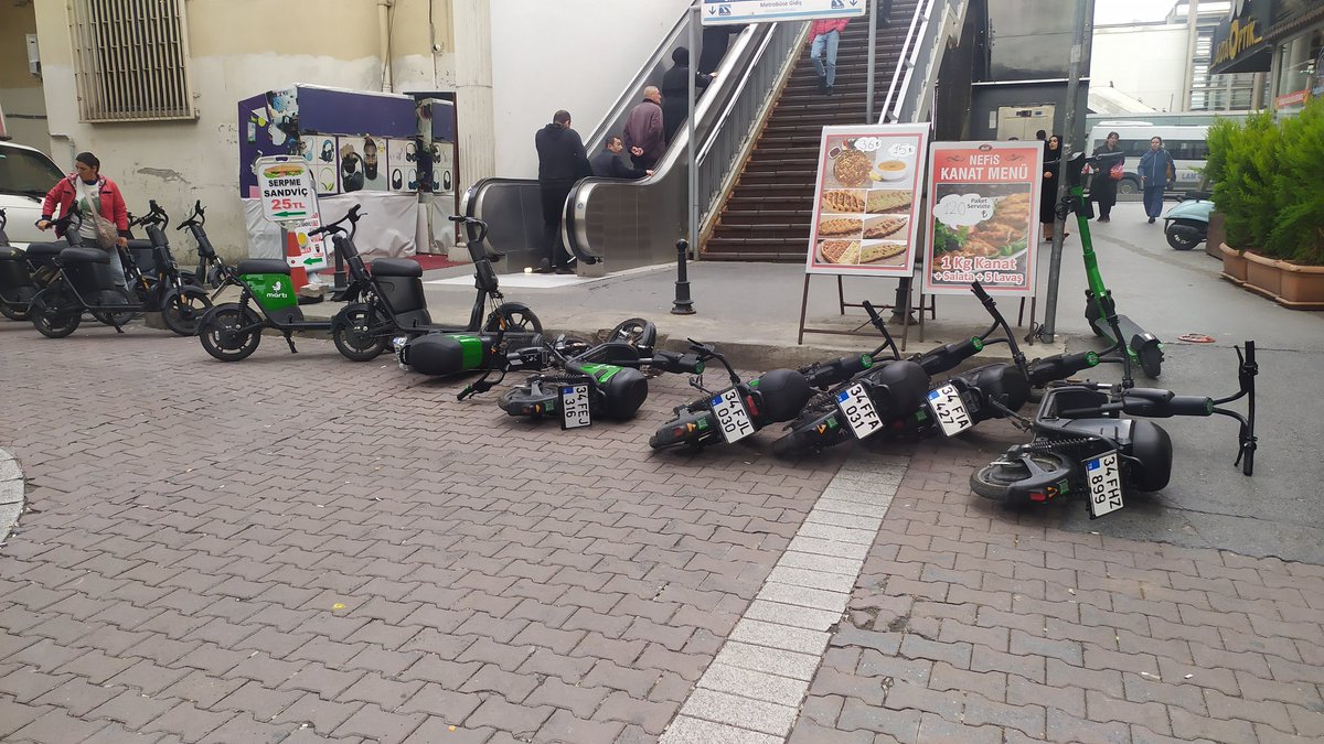 By__Doruk's tweet photo. @istanbulbld  Sayın Başkan Burası Cihangir Üniversite Mah. Metrobüs durağına giden Armani Düğün Salonun Oradaki Kaldırım Hizasına Boydan Boya Koyulmuş, Yayaların geçmesine engel teşkil etmektedir.Çözüm üretmenizi ve bu araçların burdan kaldırılmasını rica ederim https://t.co/1PBq0oRCSE