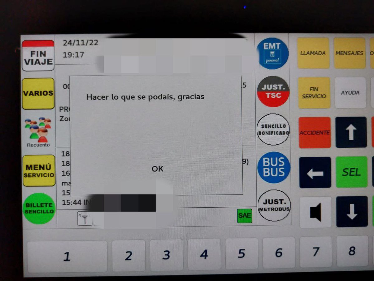 Esther_Gomez_M's tweet photo. Dos imágenes que ilustran a la perfección el desastre de Almeida en la gestión de la ciudad. A la izquierda Madrid el jueves pasado, a la derecha el mensaje que ante el caos y la falta de planificación terminaron recibiendo los conductores de EMT. https://t.co/QIMG0pQIp4