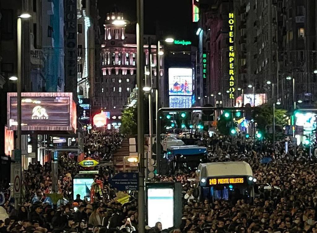 Esther_Gomez_M's tweet photo. Dos imágenes que ilustran a la perfección el desastre de Almeida en la gestión de la ciudad. A la izquierda Madrid el jueves pasado, a la derecha el mensaje que ante el caos y la falta de planificación terminaron recibiendo los conductores de EMT. https://t.co/QIMG0pQIp4