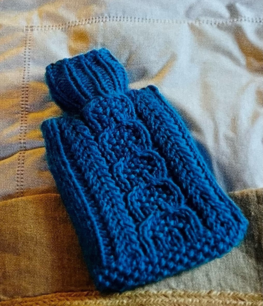 DDCrochetDesign's tweet image. Knitted Cable Hot Water Bottle Cover Knitting Pattern etsy.me/3gFmOqc #sewing #hotwaterbottle #bottlecover #cablestitch #warmer #waterbottle #craft #yarn #knit #warmup #heating #crafts #yarn #UKGiftAM #ShopIndie