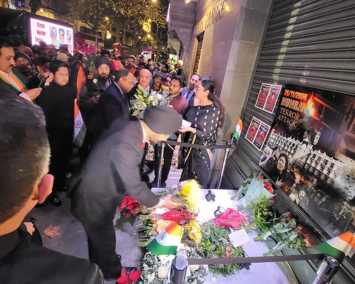 Wreath laying in front of @HCI_London for the people who have lost their loved ones to the gruesome attack perpetrated by Pakistani terrorists. #MumbaiTerrorAttack #London 🙏@RDXThinksThat @arifaajakia @OpIndia_com @rohanduaT02