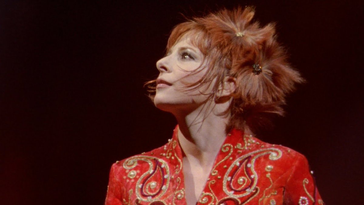 Un peu de douceur pour commencer ce dimanche ! ☀️ Le single "Avant que l'ombre... (live)" de #MylèneFarmer a aujourd'hui 16 ans. Une prestation qui terminait avec grandiose le spectacle de la tournée 2006 👉 youtu.be/xtt0hWOIMzc