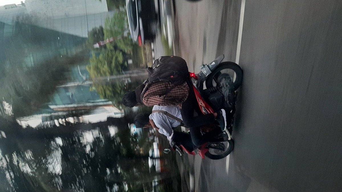 Sekitar pukul 16:50 sore ini tadi melihat 2 cowok berboncengan tanpa Helm dan bercanda satu sama lain, sangat membahayakan pengguna jalan lain.. 

Posisi di JL. A.Yani dari arah siwalankerto ke Arah bundaran waru
Nopol : L 4612 SY/SX (Maaf kurang jelas)

<a href="/e100ss/">Radio Suara Surabaya</a>