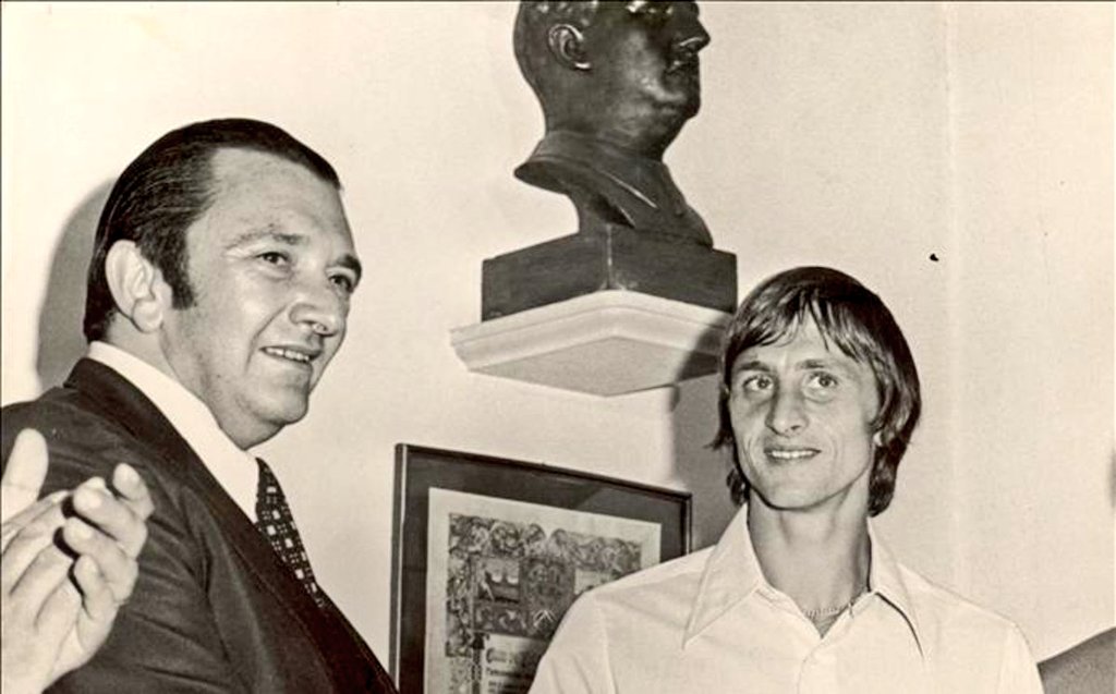 <a href="/Chamartin4ever/">Manuel Matamoros 🇪🇺</a> El franquismo es consustancial al Barça, como al Atleti. En 1973 agonizando un régimen vergüenza de Occidente y Agustí Montal en la presentación de Cruyff con el busto del Generalísimo presente.