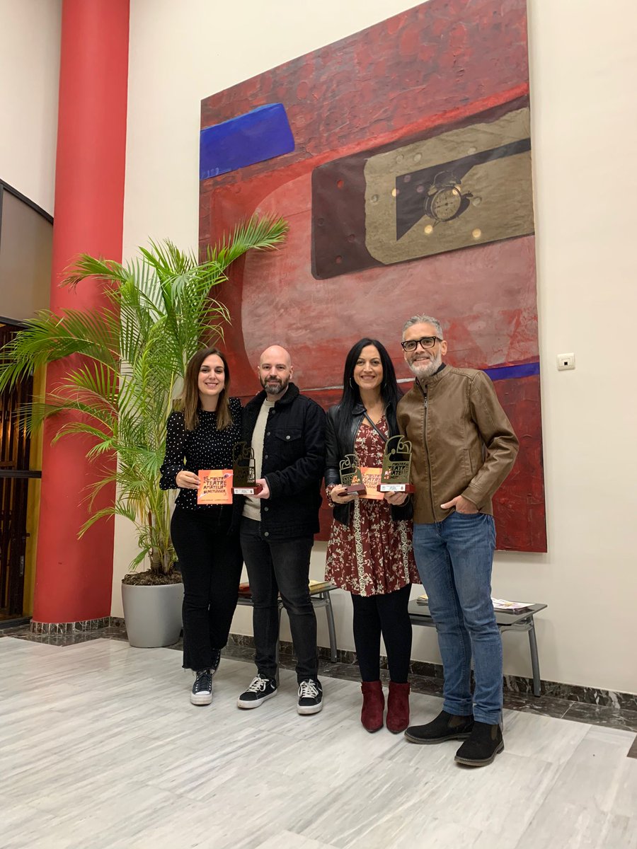 Ambfiteatre's tweet photo. Anit a la cloenda de la 15a Mostra de Teatre Amateur de Benetússer i els nostres directors Sergi Bono i Adri Sanz van rebre el Premi a la Millor direcció!💪
És un reconeixement al vostre gran treball i a totes eixes hores de dedicació, estem molt orgullosos de vosaltres!❤️ https://t.co/l60pp7U7xk