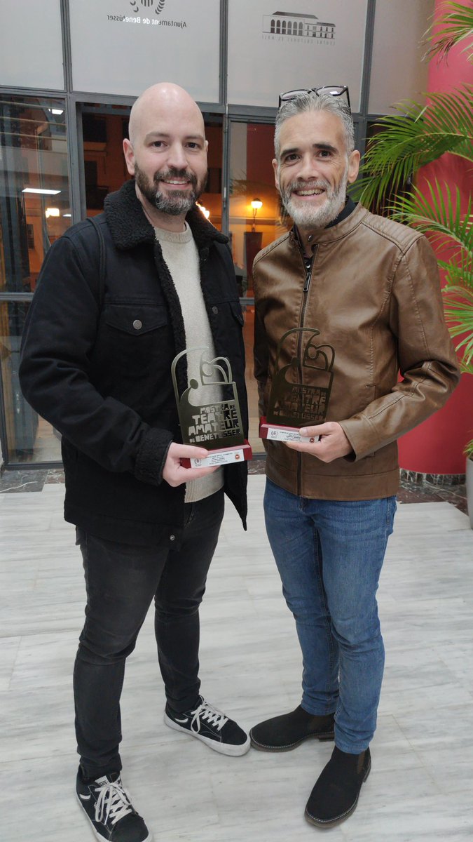 Ambfiteatre's tweet photo. Anit a la cloenda de la 15a Mostra de Teatre Amateur de Benetússer i els nostres directors Sergi Bono i Adri Sanz van rebre el Premi a la Millor direcció!💪
És un reconeixement al vostre gran treball i a totes eixes hores de dedicació, estem molt orgullosos de vosaltres!❤️ https://t.co/l60pp7U7xk