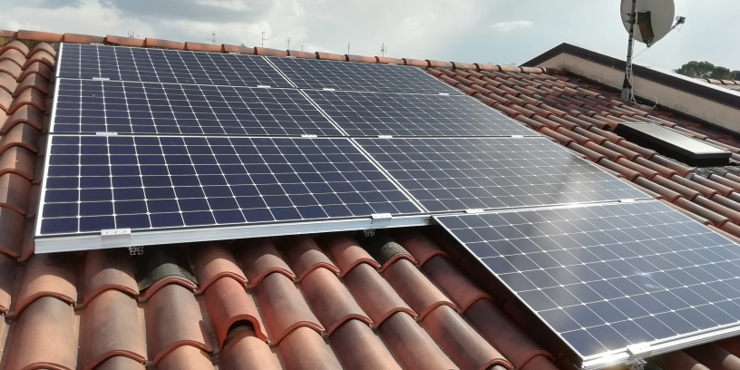 Impianto #fotovoltaico installato nel 2021 a #Orsenigo, in provincia di Como (Lombardia). 🌞 È composto da 15 pannelli solari SunPower Maxeon 400Wp, un inverter Fronius e una Battery Box HVM da 11,04 kwh per una potenza di 6 kWp.
▶️ elettricarogeno.it/portfolio_page…