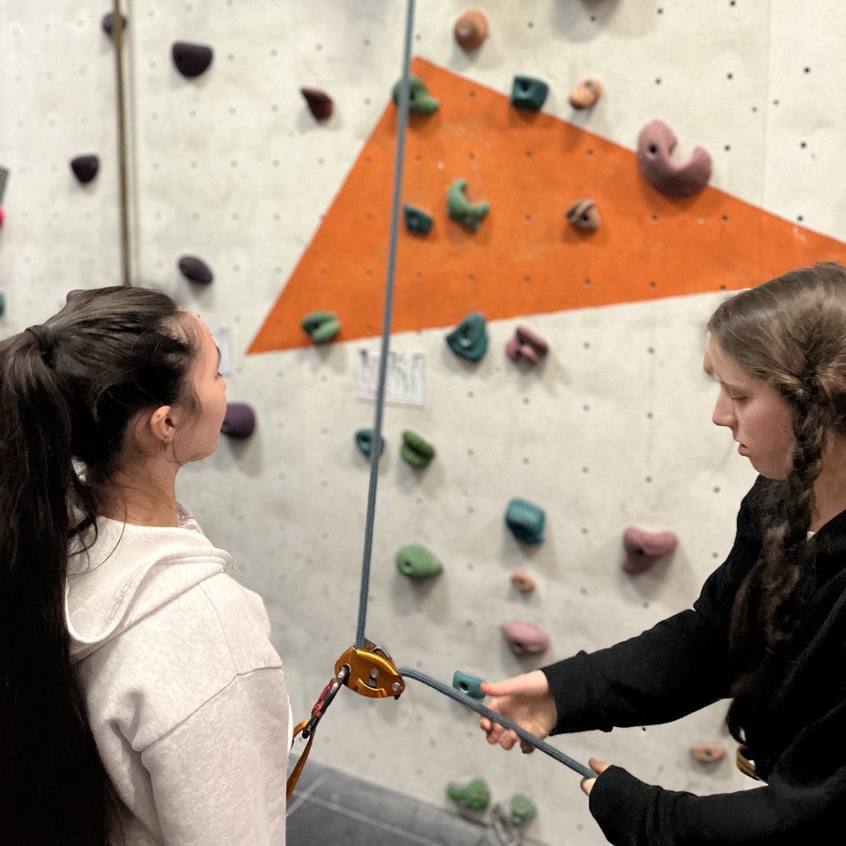 A group of students learnt to become Indoor Climbing Assistants last weekend. Here they are looking after a novice belayer. My next course is on 18th December 2022 at <a href="/nottinghamclimb/">Nottingham Climbing Centre</a> 

#climbing #coaching #assistant #indoorclimbing #belaying #grigri #weclimbuk  @MtnTraining