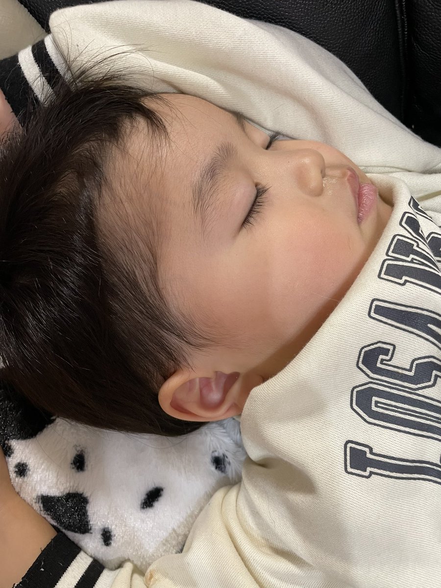piiiho's tweet photo. 仕事の日は全然遊んだりできないから休みの日は思いっきり遊ぼうと思ってたのに、疲れちゃって買い物くらいしか行けなかった😭ご飯用意したけどラーメンがいいって言われてキレながらも←作り直してる間に寝ちゃった…今日は色々空回りだったなあ…ごめんよ。今が一番小さくて尊いのに😭 https://t.co/IYjxSDxXdQ
