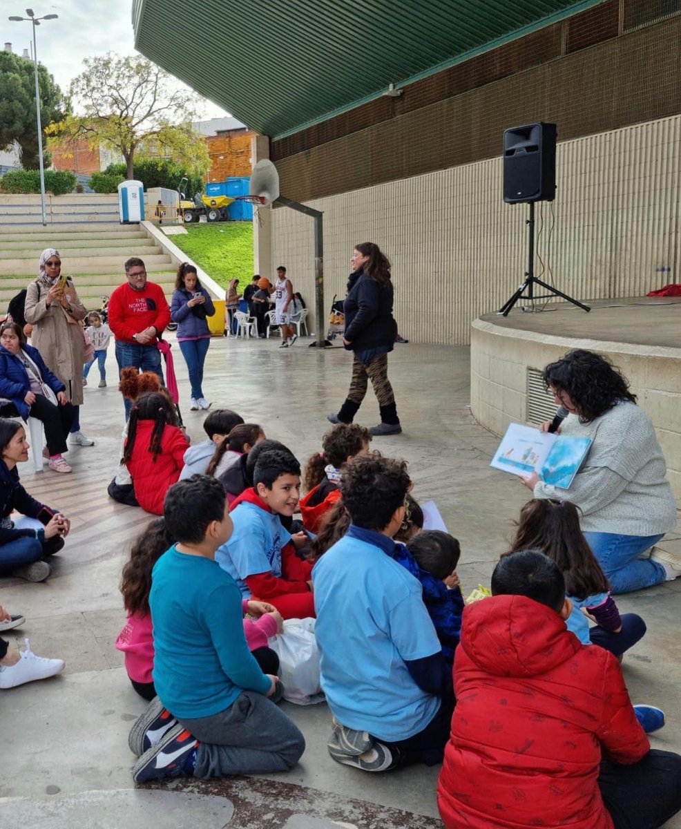 SuffragettesThe's tweet photo. 🟣 Les #Suffragettes vam participar ahir al #Ravaleando, edició 2022, al parc dels pins de #santacoloma, un esdeveniment de trobada veïnal per la convivència i el civisme. Vam realitzar una narració de contes per la #igualdat  i trencant estereotips de gènere! 💪🏼💪🏼💜
#feminisme https://t.co/tJx273Bphc